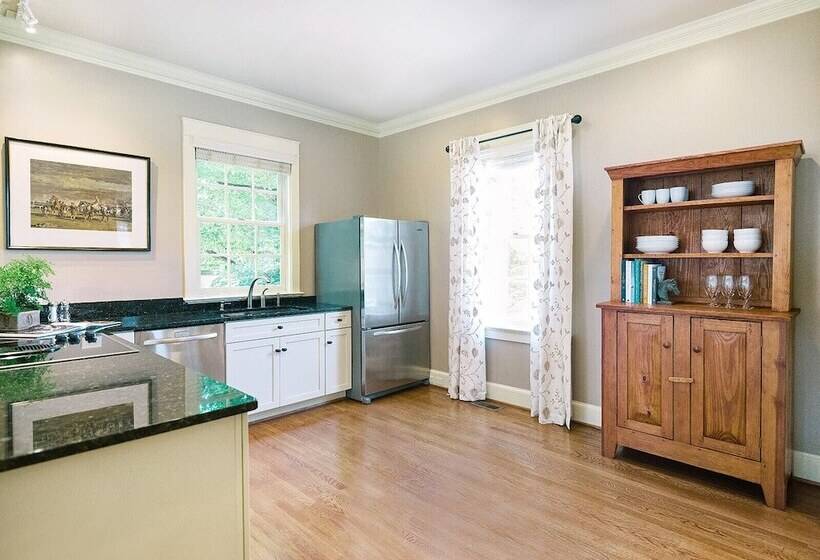 הוסטל The Red Fox Inn & Tavern