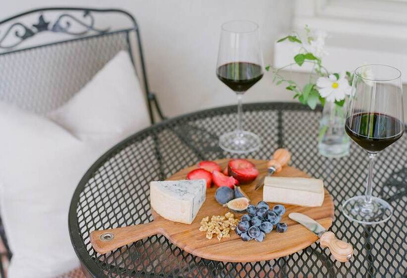 הוסטל The Red Fox Inn & Tavern