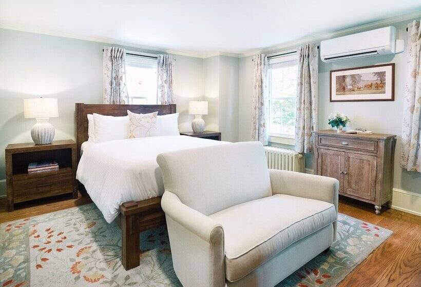 הוסטל The Red Fox Inn & Tavern