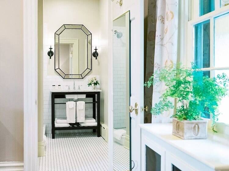 הוסטל The Red Fox Inn & Tavern