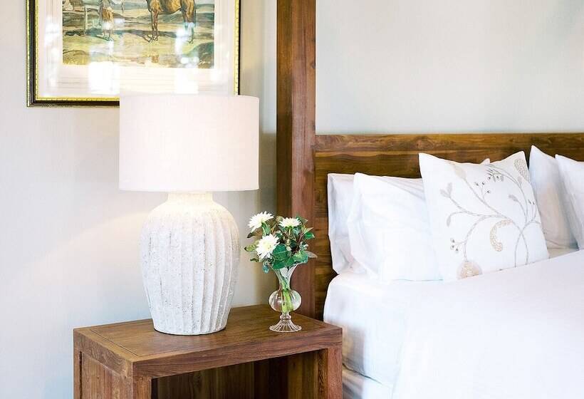 הוסטל The Red Fox Inn & Tavern