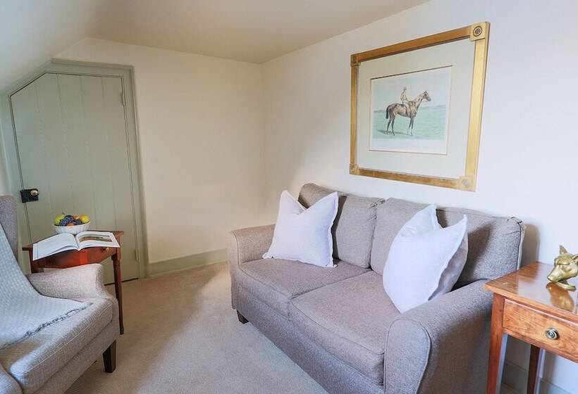 הוסטל The Red Fox Inn & Tavern