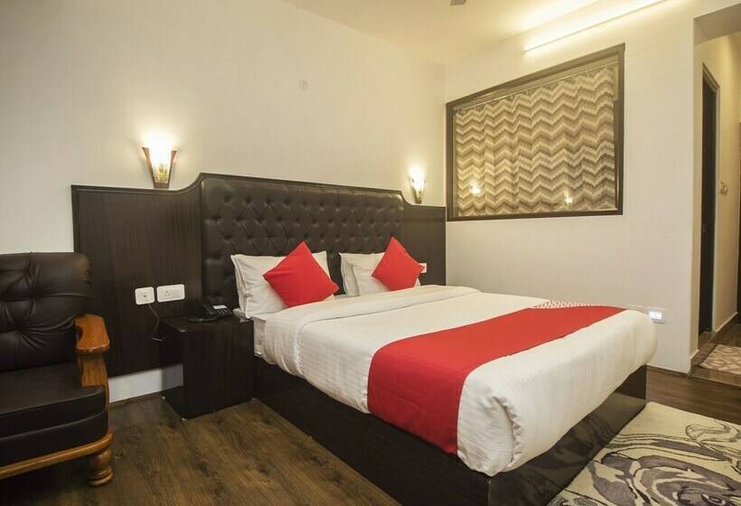 هتل Oyo 16637 Tiara Regency