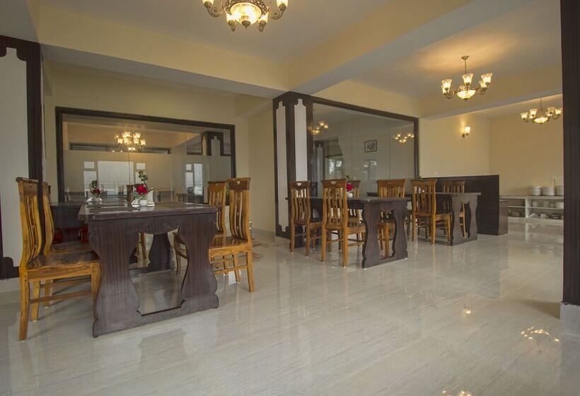 هتل Oyo 16637 Tiara Regency