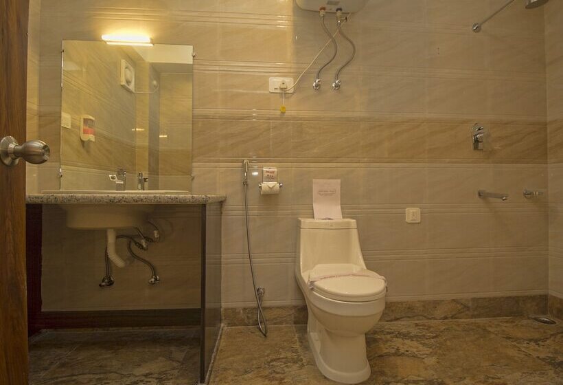 هتل Oyo 16637 Tiara Regency