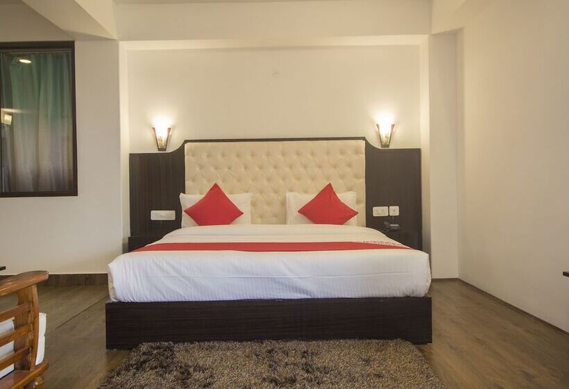 هتل Oyo 16637 Tiara Regency