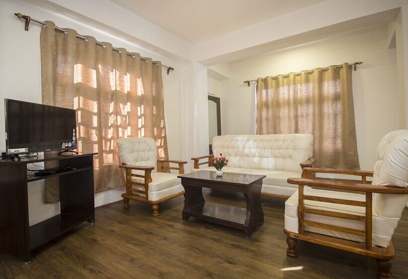 هتل Oyo 16637 Tiara Regency