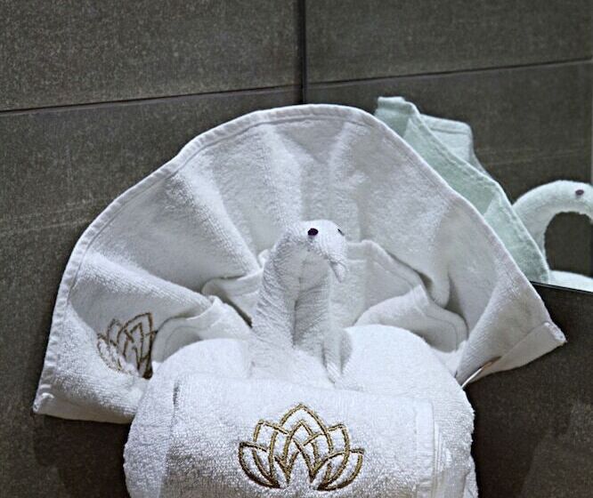 호텔 The Royal Phular