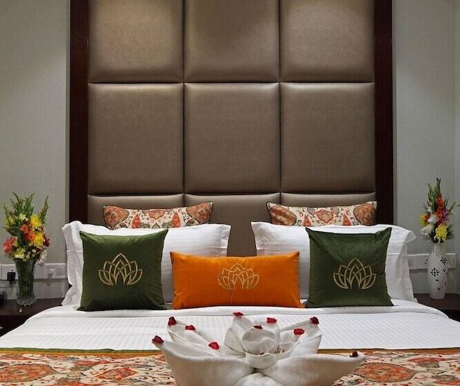 호텔 The Royal Phular