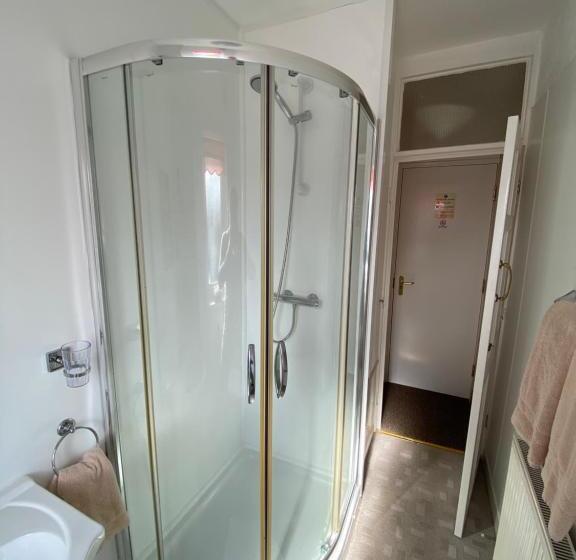 بنسيون White Heather Guest House