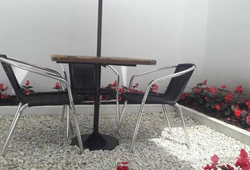 هتل Rosales Plaza