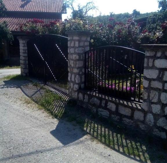 تختخواب و صبحانه Sobe Seka