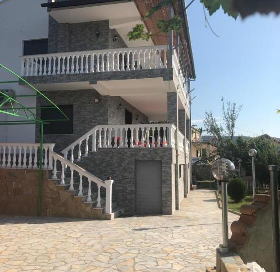 تختخواب و صبحانه Guest House Xhuljon