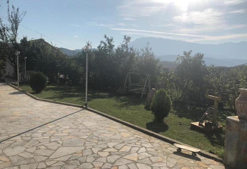 تختخواب و صبحانه Guest House Xhuljon
