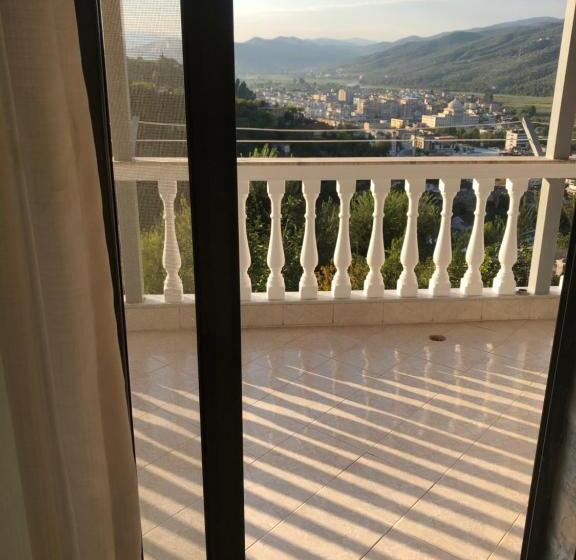 تختخواب و صبحانه Guest House Xhuljon