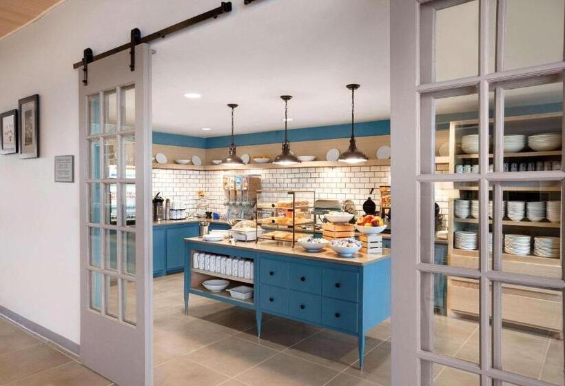 هتل Country Inn & Suites By Radisson, Ft. Atkinson, Wi