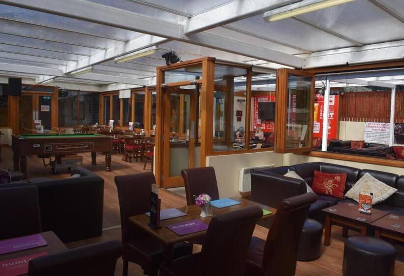 فندق صغير Cheers Cafe Bar & Tavern