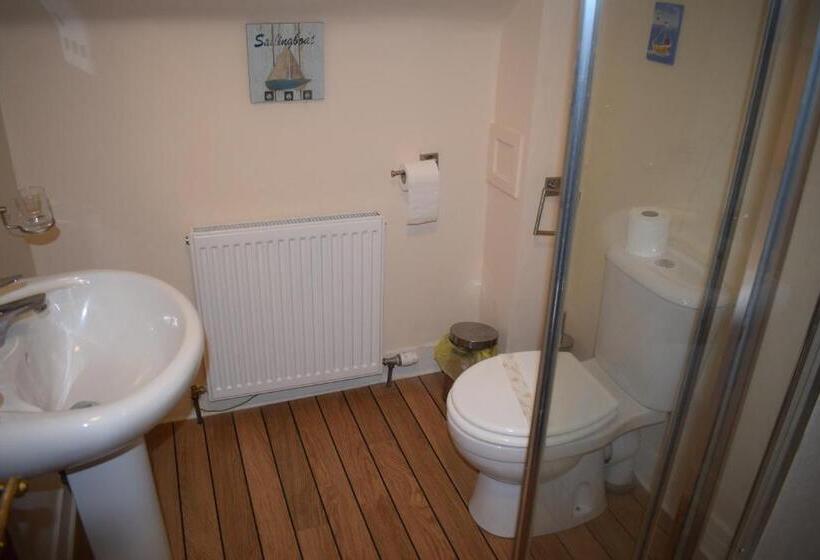 فندق صغير Cheers Cafe Bar & Tavern