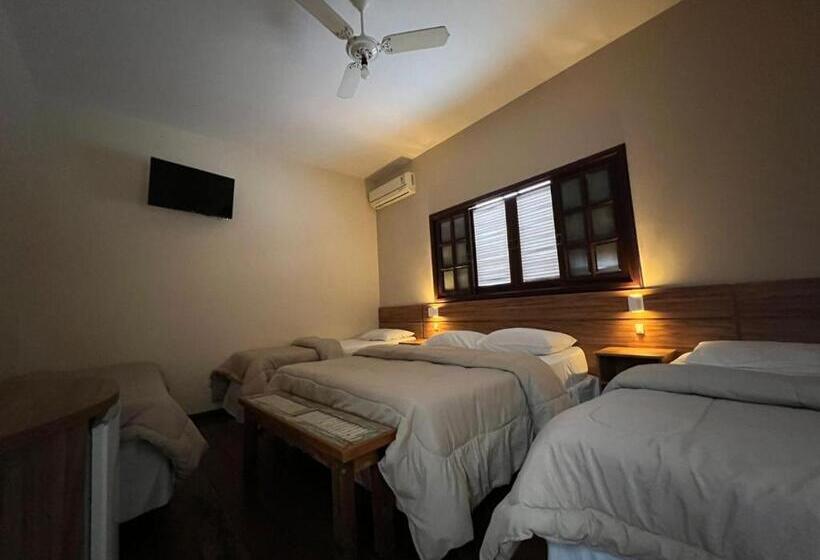 הוסטל Rogai Hotel Pousada