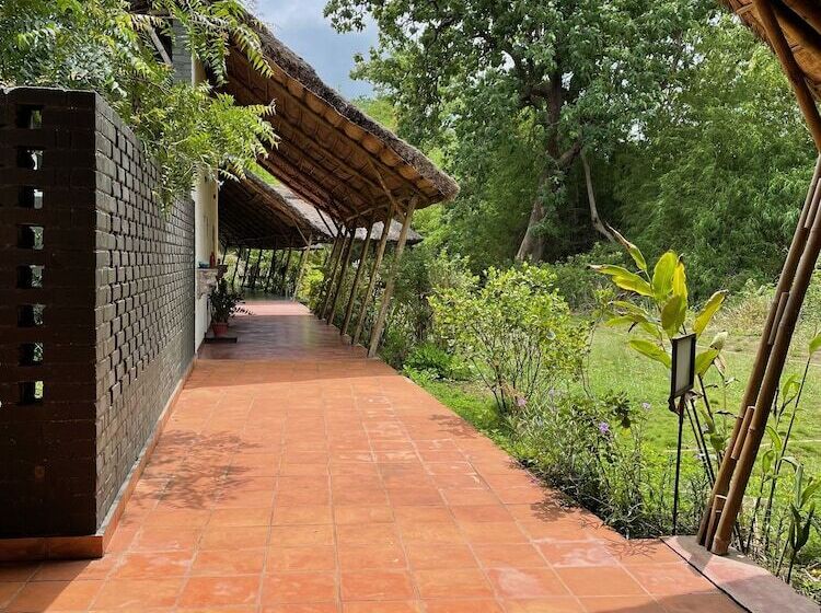 Отель Red Earth Tadoba
