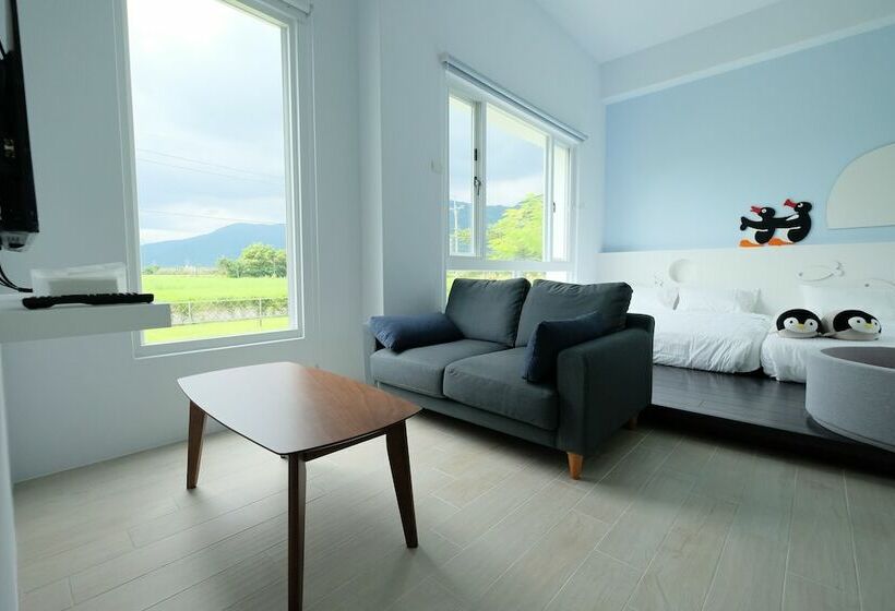 تختخواب و صبحانه Childlike House