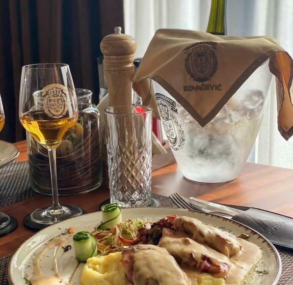 پانسیون Restaurant & Apartments & Rooms Avenia