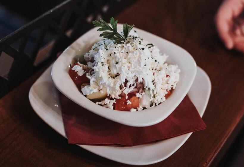 پانسیون Restaurant & Apartments & Rooms Avenia