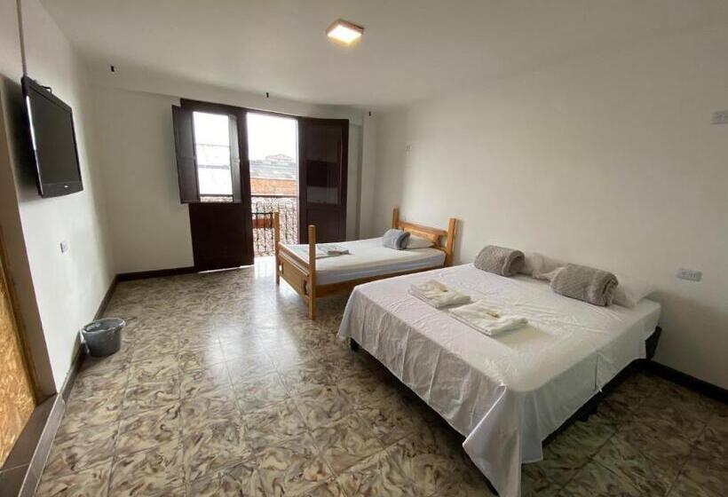 پانسیون Les Balcons Hostel