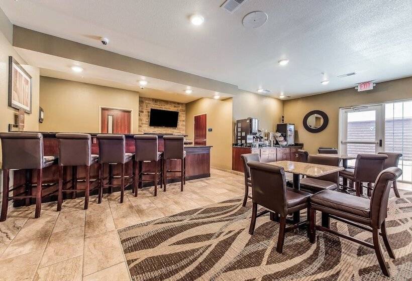 Cobblestone Hotel & Suites   Hutchinson