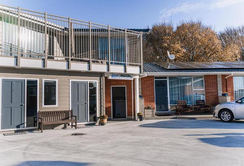 Highway Lodge Motel
