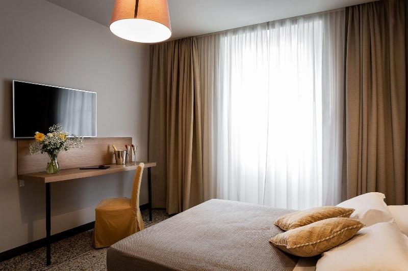 هتل Hnn Luxury Suites