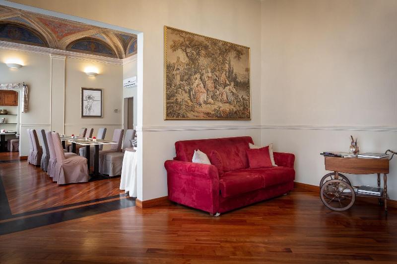 هتل Hnn Luxury Suites