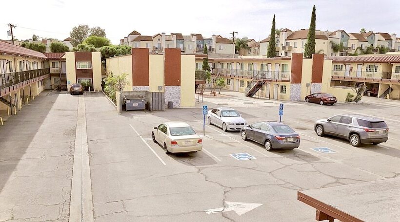 فندق صغير Norwalk Inn & Suites