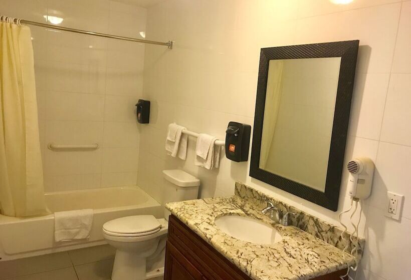 فندق صغير Norwalk Inn & Suites