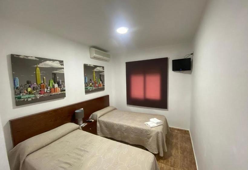 פנסיון Hostal Restaurante El Avion S,l