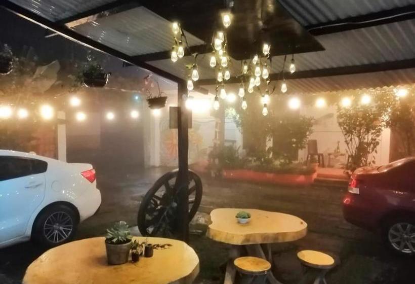 پانسیون Hostal Las Flores Apaneca