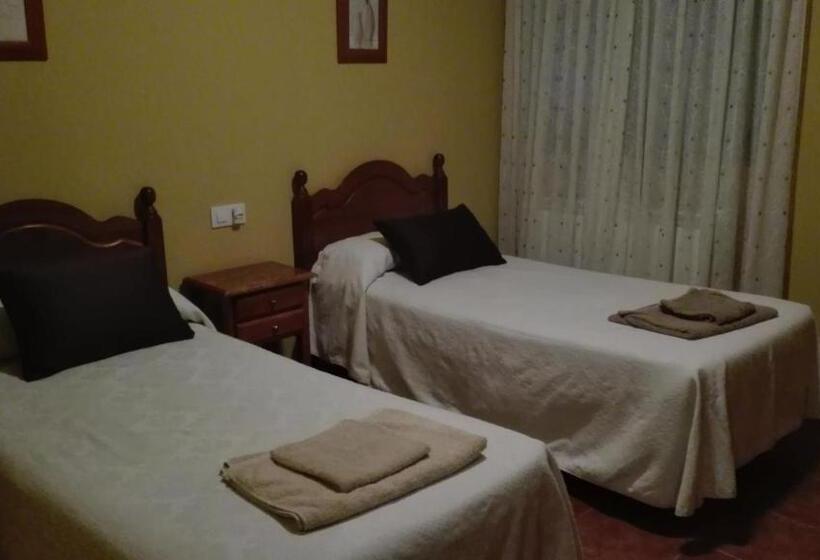 פנסיון Hostal La Aldaba
