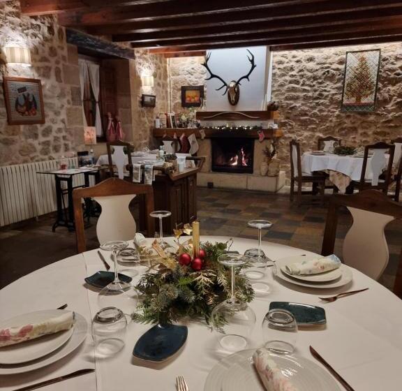 فندق صغير Posada Torre Palacio La Taxuela
