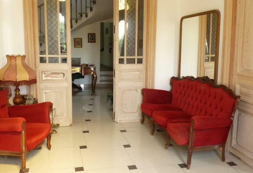 ペンション Chateau La Bouriette