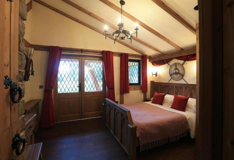 استراحتگاه Warwick Castle Hotel & Knight S Village