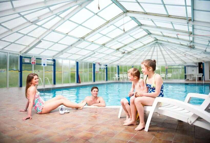 리조트 Trelawne Manor Holiday Park