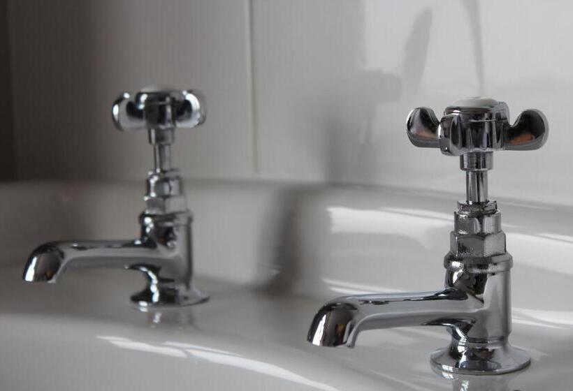 پانسیون The Ashley