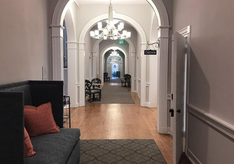 هاستل The Blackburn Inn And Conference Center