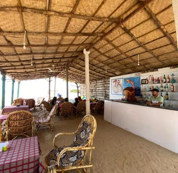 منتجع Omkar Beach Bungalow