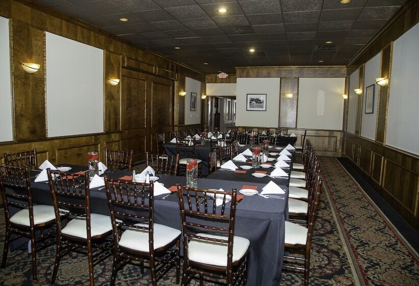 호텔 The Stables Inn & Suites