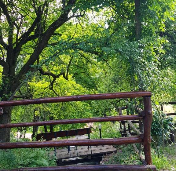 پانسیون Guest House Lisinski Raj