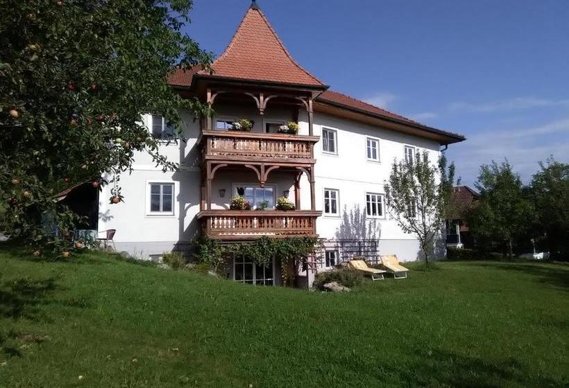 ペンション Attersee Gartenvilla