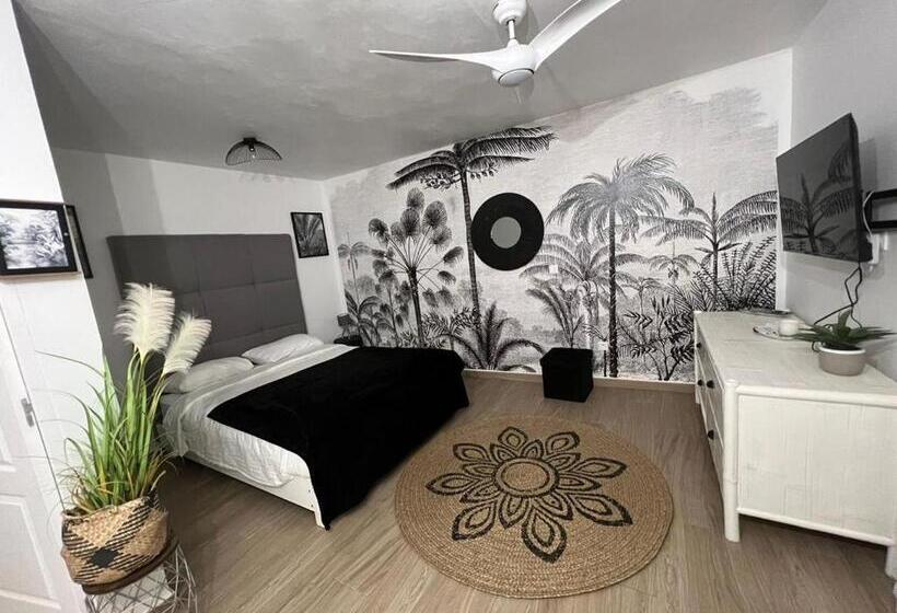 پانسیون Over The Hill Residence