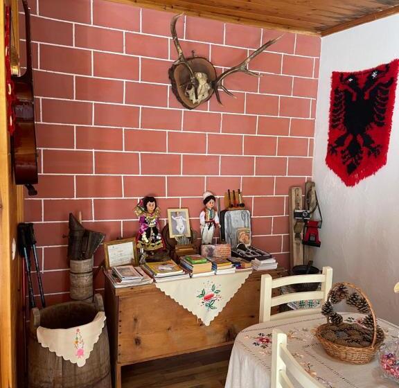 پانسیون Guesthouse Gjin Thana