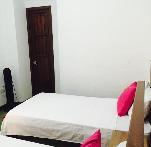 پانسیون Casa Helga A Dos Cuadras De La Basílica, Casa Entera Con Jardín Amplio, 6 Habitaciones, 5 Baños, Coc